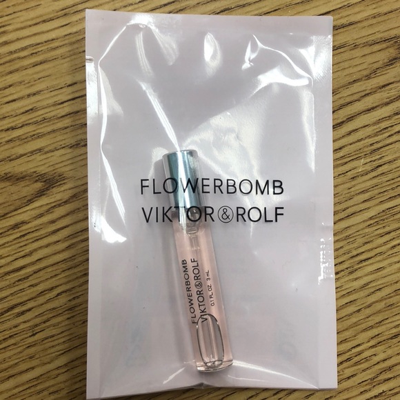 Viktor & Rolf Other - 🌸Flowerbomb travel size